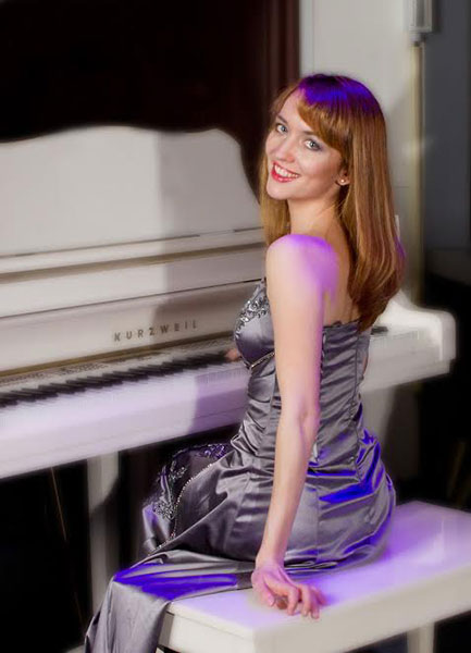 Female Pianist 106270/ International Talent Agency 