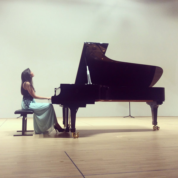 Female Pianist 108897 | Talent Agency Rising Stars
